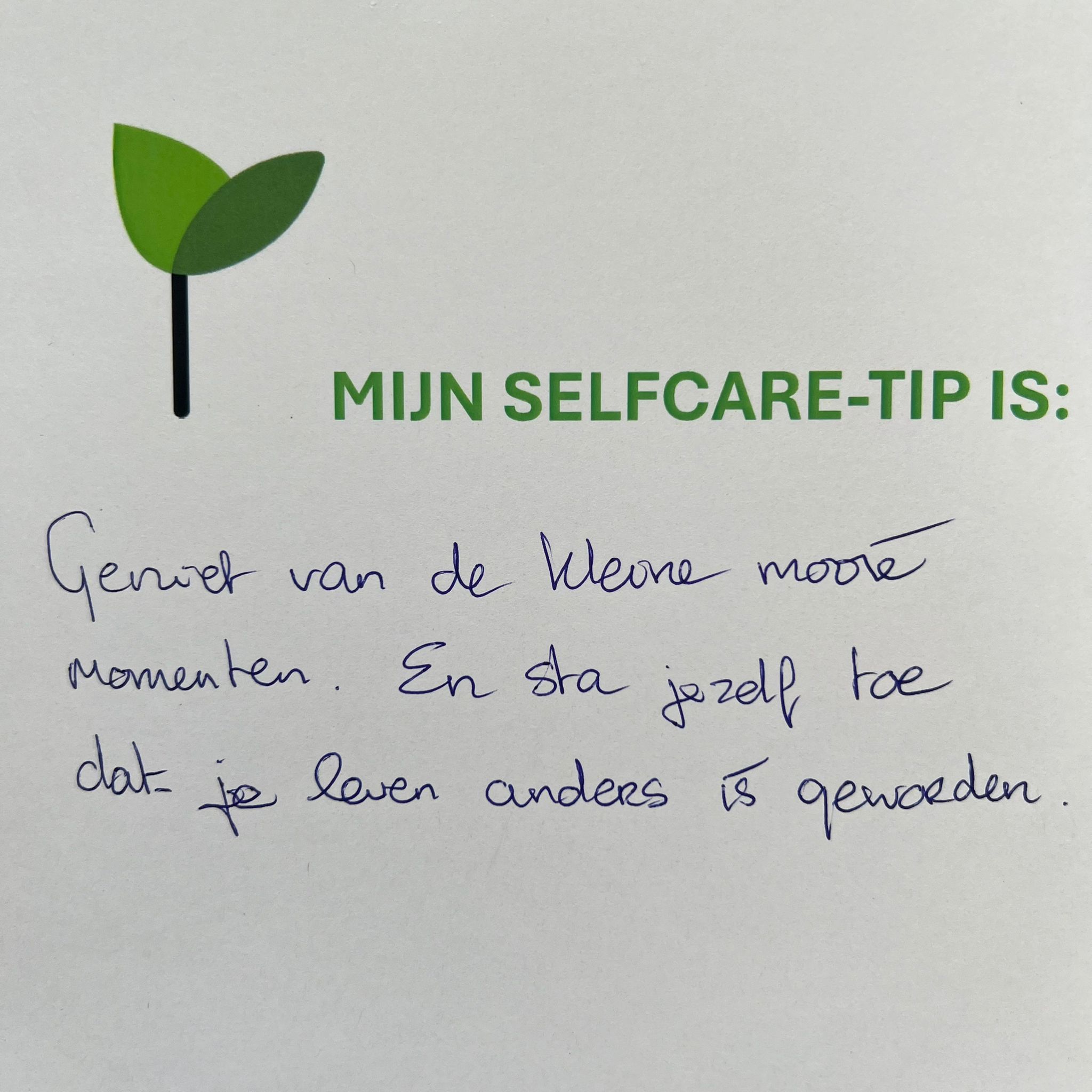 Kaartje met handgeschreven selfcaretip: geniet van mooie momenten en sta jezelf toe dat je leven anders is geworden.