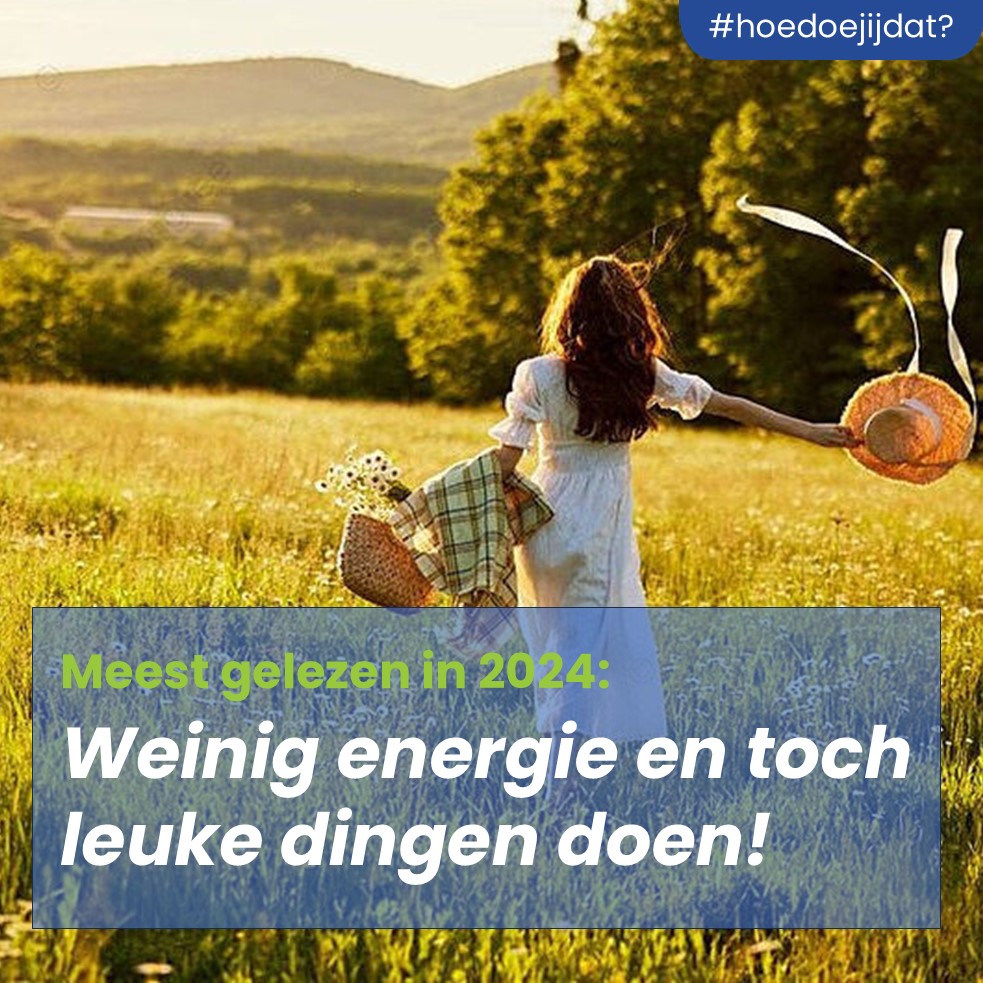 vrouw met hoed met linten loopt door zonnig weiland met tekst: weinig energie en toch leuke dingen doen. ziekte, beperking